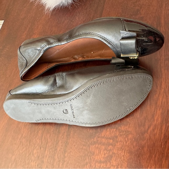 Cole Haan black leather ballet flats with bow detail size 7 new without box - Picture 4 of 7
